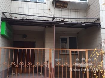 Прикрутить оторвавшийся отлив и пластиковую вагонку балкон 2эт (
