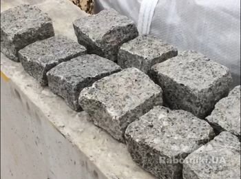 Укладка гранітної бруківки колотої 100х100х50