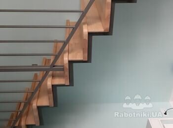 Построить сложное пространство под двумя внутренними лестницами