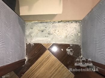 Подрезать уложенную плитку пола в проеме