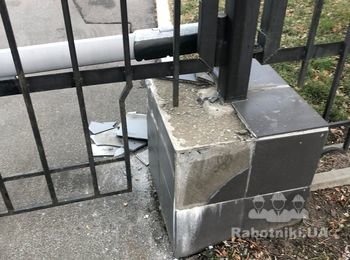 Укладка плитки на столбик крепления ворот