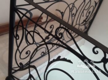 Установить готовые дубовые перила на лестницу