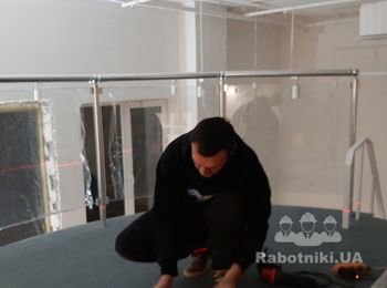 Поставить фланцы стойки и заглушки.