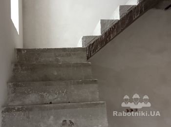 Смонтировать бетонную лестницу.