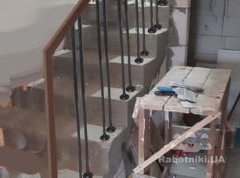 Установить 3 секции перил на лестницу