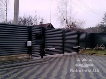 Нужно сделать и смонтировать ворота с калиткой