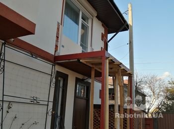 Монтаж металлопластикового балкона с крышей.