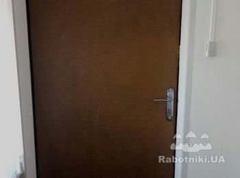 Оббить кожзамом офисные входные двери.