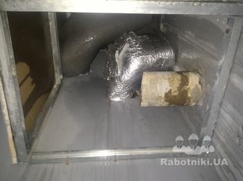 Устранение течи водостока крыши уходящей внутрь здания