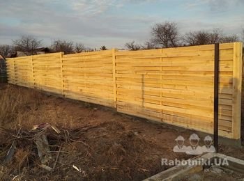 Грунтовка и покраска деревяного забора (сосна)