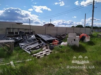 Прибирання ділянки від дерева, що залишолося після будівництва