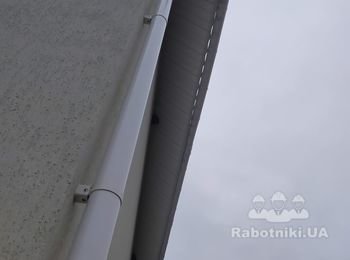 Поправить несколько креплений водосточной системы