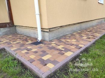 Уложить плитку на цоколь и терассу