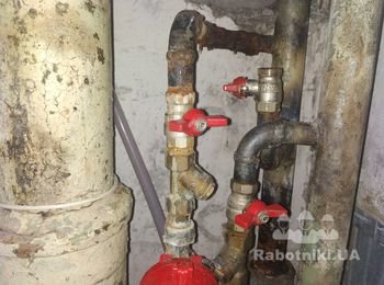 Устранение в стояке горчей воды течи.