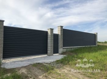 Строительство забора из профнастила.