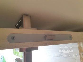 Надо фрезером сделать 3 отверстия в деревянной двери для монт.за