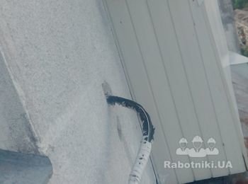 Удленнить и закрепить трубку слива конд-ра на 15-м этаже 16 э/д