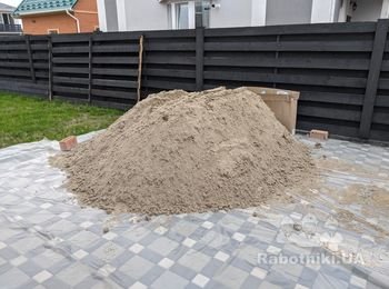 Перевезти на тачках песок и щебень 40 метров