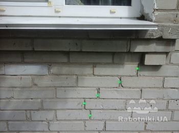 Заделать мелкие трещины в кирпичной кладке частного дома