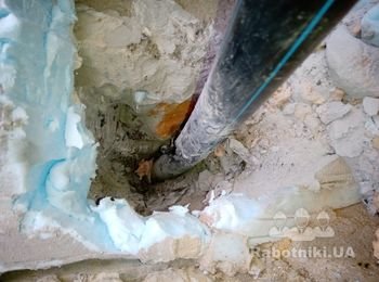Расширить отверстие в фундаменте