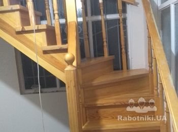 Пересобрать лестницу .можно и подсобник с умением держать в рука