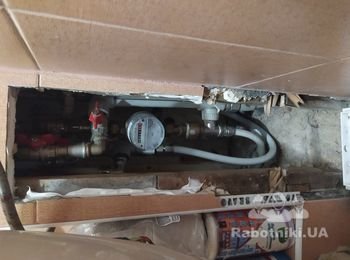 Положить плитку под смесителем в ванной,закрить два окна под тру