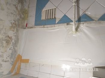 Между 5 и 4 этажах в ниши там где проходит канализац.. потолок