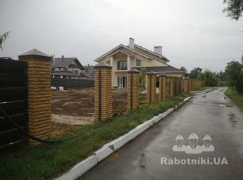 Обшивка забора деревом