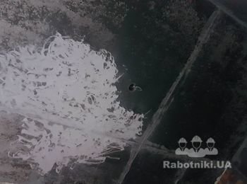Очистить бетонный потолок от загрязнений