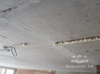 Очистить бетонный потолок от загрязнений