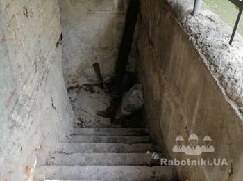 Ремонт цоколя здания и холла парадного.