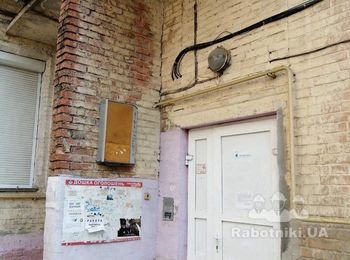 Ремонт цоколя здания и холла парадного.