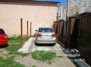 Навес для авто с небольшим чердаком для ивентаря