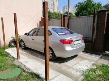 Навес для авто с небольшим чердаком для ивентаря