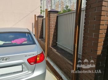 Навес для авто с небольшим чердаком для ивентаря
