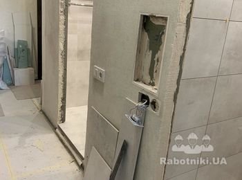 Доделать одну стену коридора после ремонта в санузлах
