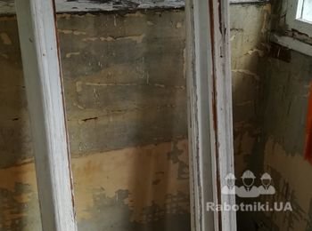 Зачистка віконних рам під фарбування