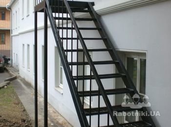 Деревянная лестница на чердак