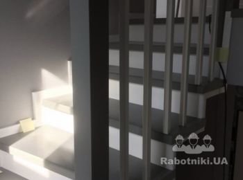 Дерев'яні східці по бетону