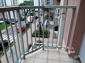 Зачистка и покраска перил в многоэтажном доме.