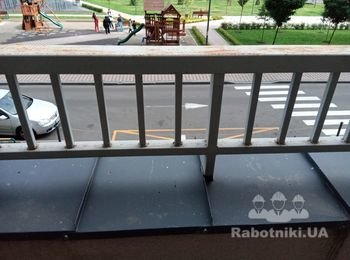 Зачистка и покраска перил в многоэтажном доме.