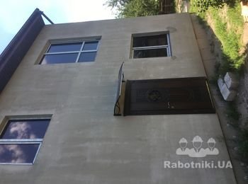 Балкон с бетонными колоннами и порог