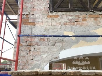 Необходимо восстановить штукатурку до уровня основной стены