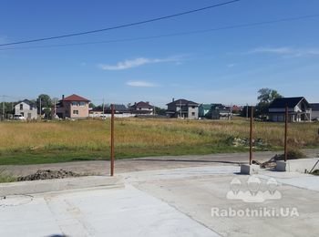 Кладка столбов забора из кирпича. Фасад