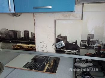 Нужно приклеить несколько отвалившихся плиток с кухонного фартука.