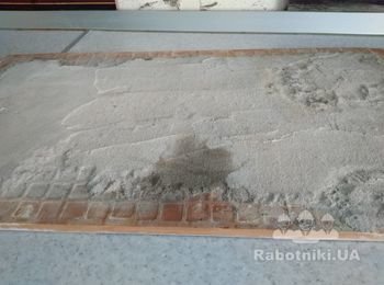 Нужно приклеить несколько отвалившихся плиток с кухонного фартука.