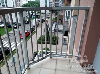 Зачистка и покраска перил в многоэтажном доме.