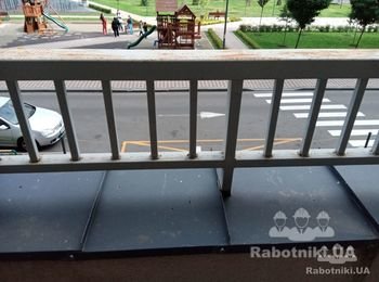 Зачистка и покраска перил в многоэтажном доме.