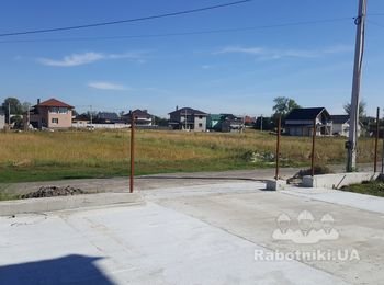 Кладка столбов забора из кирпича. Фасад (Киев)