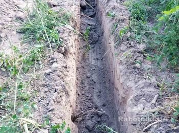 Доработать лопатой траншею после экскаватора. Чабаны-Хотов